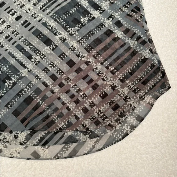 CAbi Sleeveless Plaid Floral Blouse Gray Black Lightweight Casual Dressy Top M - Picture 7 of 15